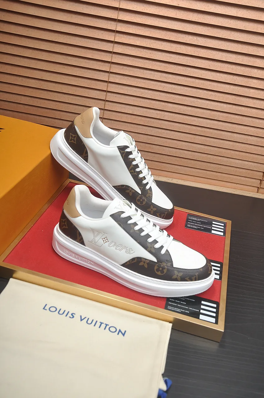Men's men's shoes 💰640💶Original development, quality shipping, welcome to compare - LV sneaker series sports shoes introduce the loose silhouette of the ready-to-wear series into the spring and summer men's wear shows and make an eye-catching appearance. The cow leather upper is combined with rough fabric laces, and colorful beading highlights the brand's classic elements. LV letters mark the tongue and Monogram floral outsole. Mixed materials Made of top-grain cowhide, thick shoelace design, large Monogram print on the side, mesh lining and cotton feet, the comfort is as extreme as ever, premium heritage, quality first, worth owning! Size: Men’s 38-45 (45 is custom-made and cannot be returned or exchanged)